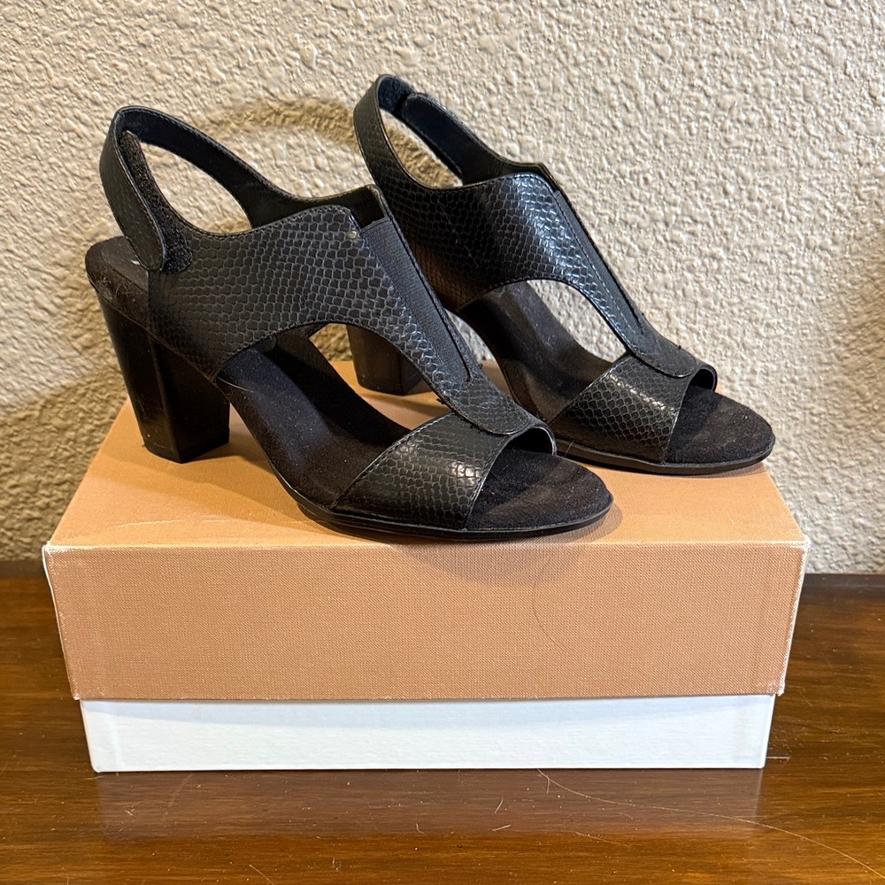 AEROSOLES Black Textured Heels